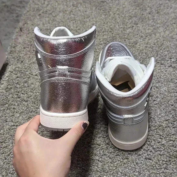 Air Jordan 1 Retro HI OG Womens - Picture 4 of 7